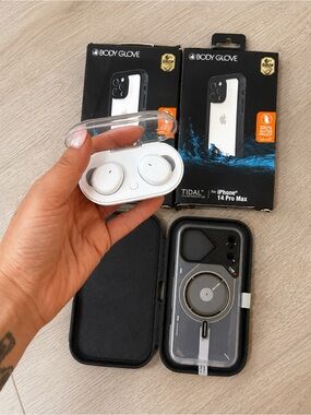 Bundle White Wireless Earbuds with Charging Case & Body Glove Case’s
